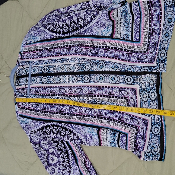 Express Abstract Ikat Print Open Blouse - Picture 9 of 12